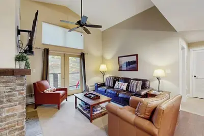 Image de Ski-in/out condo w/ slope side view w/ hot tub and pool access - steps to lifts