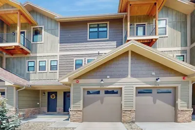 Image de Charming townhome in central locale with fireplace & balcony - dog-friendly