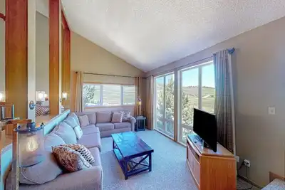 Image de The Mountainside - Unit B47 with a private indoor hot tub, views, & pool