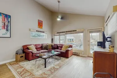 Image de Elegant Mountain-View Condo with Backyard Trails | 8 Minute Walk to Riverwalk