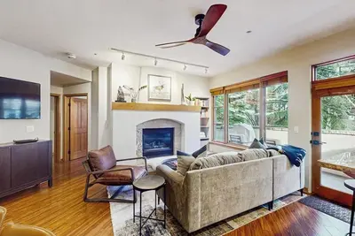 Image de Deluxe ski-in/out condo with fireplace, hot tub, & pool