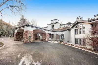 Image de Luxury ski condo with hot tub, pool, & high-speed WiFi