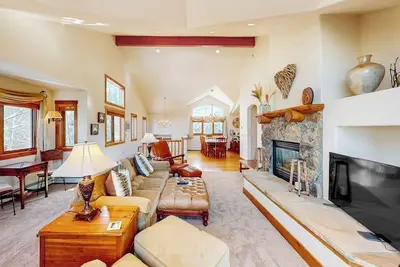 Image de Secluded 3-level retreat with hot tub, W/D, & free shuttle to Arrowhead lift