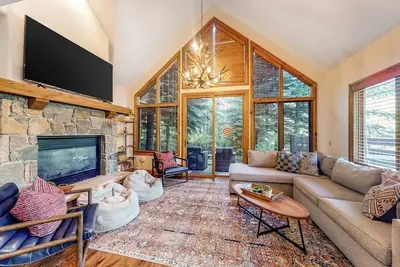 Image de Stylish mountain gem with jetted tub & gourmet kitchen - steps to lifts