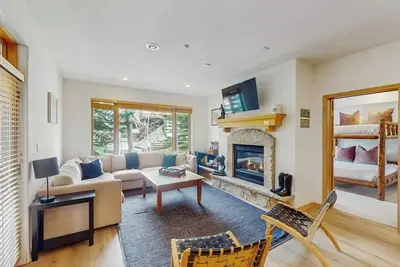 Image de Second-floor condo in Arrowhead Village with pool & hot tub - steps to ski lift