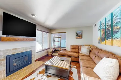 Image de Riverfront, ground-floor condo with fireplace & fishing access - near Riverwalk