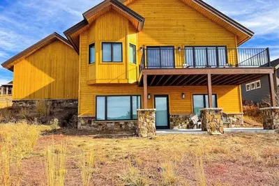 Image de New home with deck, fireplace, & mountain views - in Granby Ranch