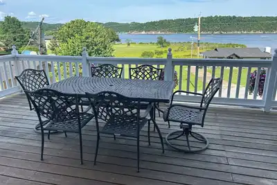 Image de Beaver lake home with private indoor pool. Launch boat right in neighborhood.
