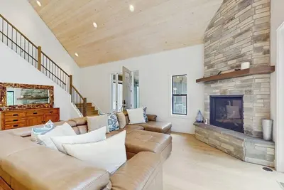 Image de Waterfront cabin with panoramic views and lake access, dog-friendly