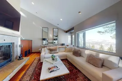 Image de Luxury home with private hot tub - mountain views, gourmet kitchen & fireplace