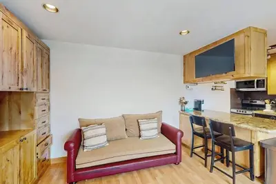 Image de Lovely third-floor studio with ski & mountain views plus washer/dryer