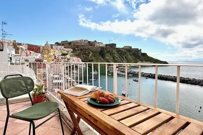 Selene's Nest, Procida