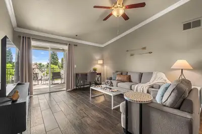 Image de Top Floor King 2bd/2ba, Walk to Downtown & Trails + Ev Charger, Relaxing Suite