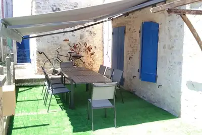 Image de Maison familiale 6-8 pers avec terrasse ombragée à 19min des plages.