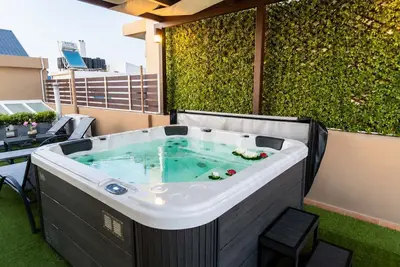 Image de Fems | Luxury 3-Level Home w/ Private Jacuzzi