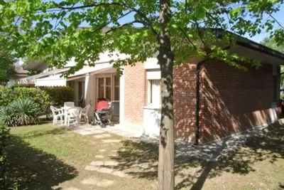 Image de Belle maison avec jardin clôturé et parking