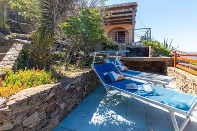 Image de Bienvenue à Casa Grecale, une maison de vacances chaleureuse située à Pistis, sur la magnifique côte ouest de la Sardaigne. Un lieu parfait pour ceux qui souhaitent passer des vacances relaxantes, immergés dans la nature et entourés de paysages ext