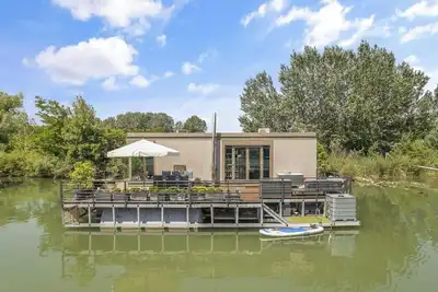 Image de Floating Home on the Water, big Terrace, Bbq & Lake Views, 15 min. from centre