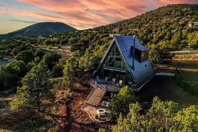Image de Modern Pet-Friendly A-Frame Cabin Retreat with Stargazing Deck & Mountain Views near Grand Canyon South Rim & Williams, Arizona