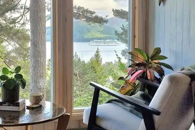 Image de Chalet hors réseau avec vue sur le fjord à Emblemsanden
