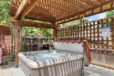 Image de Pet Friendly, Rustic Cottage with Hot Tub and Charming Backyard, Perfect for a Weekend Escape from Austin, Texas