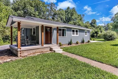 Image de Charming Cottage with Spacious Backyard and Covered Porches Near Downtown Black Mountain, Nc