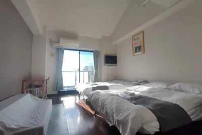 Image de 10 min walk from Jr Namba station and Subway/Hanshin Sakuragawa station. 4 min from Jr Ashiwarabashi station and supermarket. 1 room on 1 floor, max 4 people, elevator, convenient to Namba, Dotonbori and Shinsaibashi.