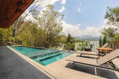 Image de Villa del Carmen: Lakeview Estate