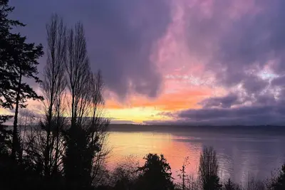 Image de Stunning Bluff Cottage with Panoramic Puget Sound & Olympic Mountain Views