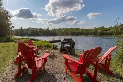 Image de 4 Season Lakefront cottage at Muskoka. \nAmazing for swimming, boating & fishing!