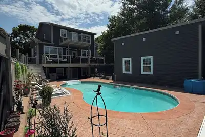 Image de Private Suite with 8ft In-ground Pool in the Iconic North End of Halifax
