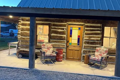 Image de 1860’s cabin in the quiet town of Levan.