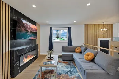 Image de Luxe 3br • Sleeps 8 • King Beds • Steps to Train