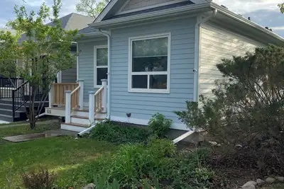 Image de Charming home in Lethbridge with piano, beautiful neighborhood, central location