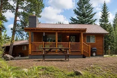 Image de Idlewood Cabin #88 • Riverfront Retreat Beneath the Pines