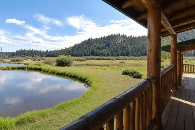 Image de Cozy Log Suite #253 • King Suite by the Trout Ponds