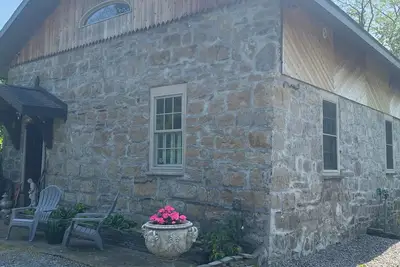 Image de English Cottage Style Circa 1814 Stone Schoolhouse