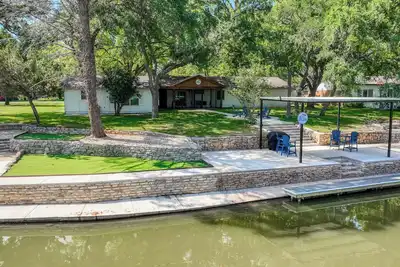 Image de Bring your boat to Waterfront Dock w Beach + Bunk Room + Putting Green