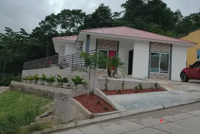Image de Fabulous 3-bed 2 bath house with Ac in charming Choloma In safe gated community.