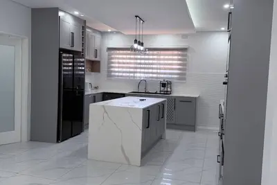 Image de Spacious  modern & Secure 4 bedrooms  family retreat home