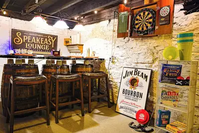 Image de Fun Getaway?Georgetown Speakeasy/private bar(Byob)hot tub/pool table/Bourbon Trl