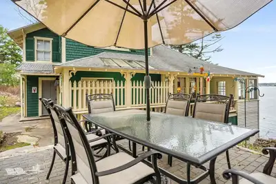 Image de Charming 4br, 2ba Southport retreat for up to 8 guests.