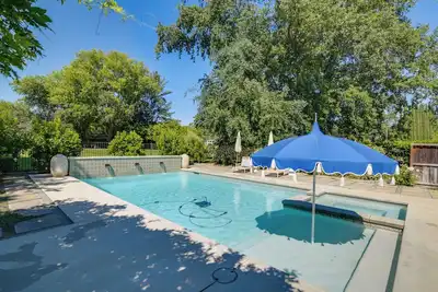 Image de 6 Mi to Dtwn Chico! Luxe Art-Filled Oasis w/ Patio