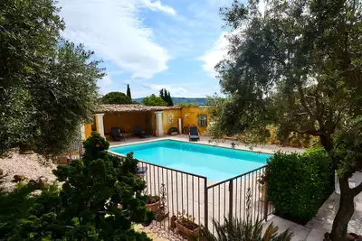 Image de 'Bel Air en Luberon' Gîte avec piscine partagée, vue panoramique sur le Luberon