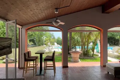 Image de Villa multifamiliale privée avec piscine et jardin