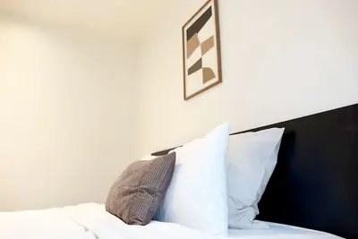 Image de 15 Min to Center - Cozy Room in Shared Apt w/ Wifi