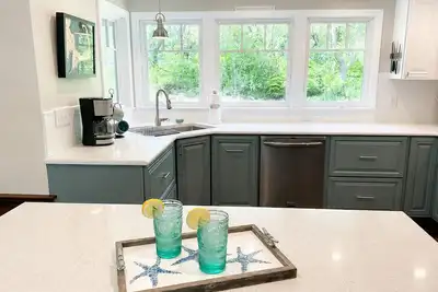 Image de New Listing! Centerville Village-Beautifully Remodeled 3bd Retreat on a Private Lot Abutting Conservation Land – Sleeps 7- Central A/C-Pet Friendly