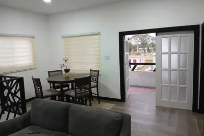 Image de The Pines -Spacious 2-Br, Bright & Private Top Floor Retreat - Portmore Pines