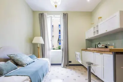 Image de L’appartement Riviera, situé au rez-de-chaussée de la Villa Aranci au 2b Via Fabio Filzi, Gênes, offre un séjour élégant et confortable dans un cadre exclusif. Avec entrée indépendante, chambre double, séjour, salle de bain privée et accès di