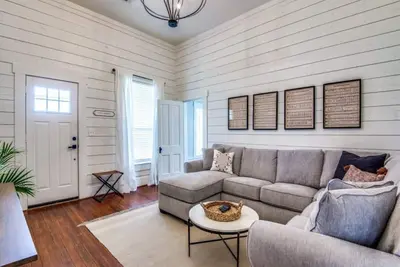 Image de Aubrey Farmhouse 3br | Sleeps 7, Near Winery